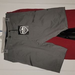 BNWT Mountain Expeditions gray cargo shorts